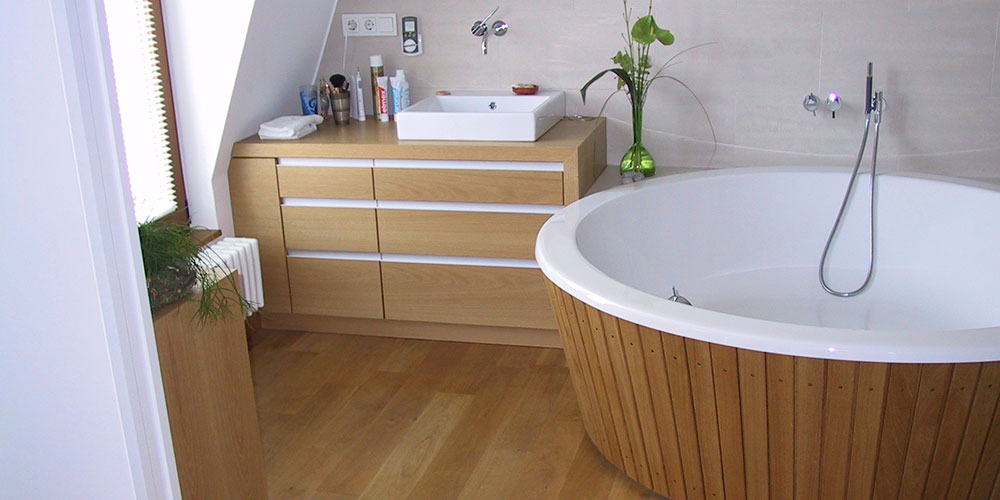 Individuelles Badezimmer mit Holzverkleidungen und Holzfußboder