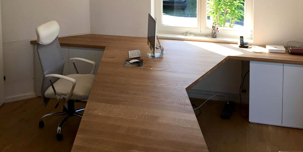 Maßgefertigter Arbeitstisch angepasst in einem kleinen Brüro in Bonn